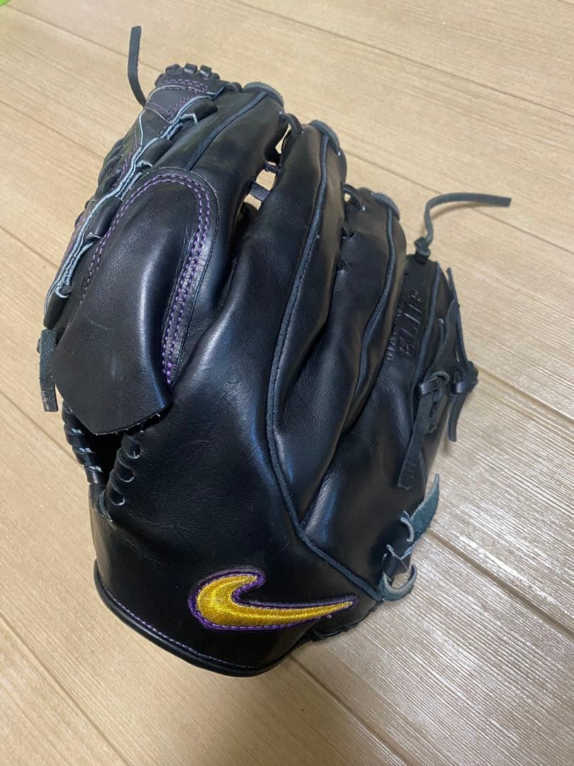 美品Nike 硬式グローブ　ブラック／パープル　 投手　左用　松坂　ケース付き