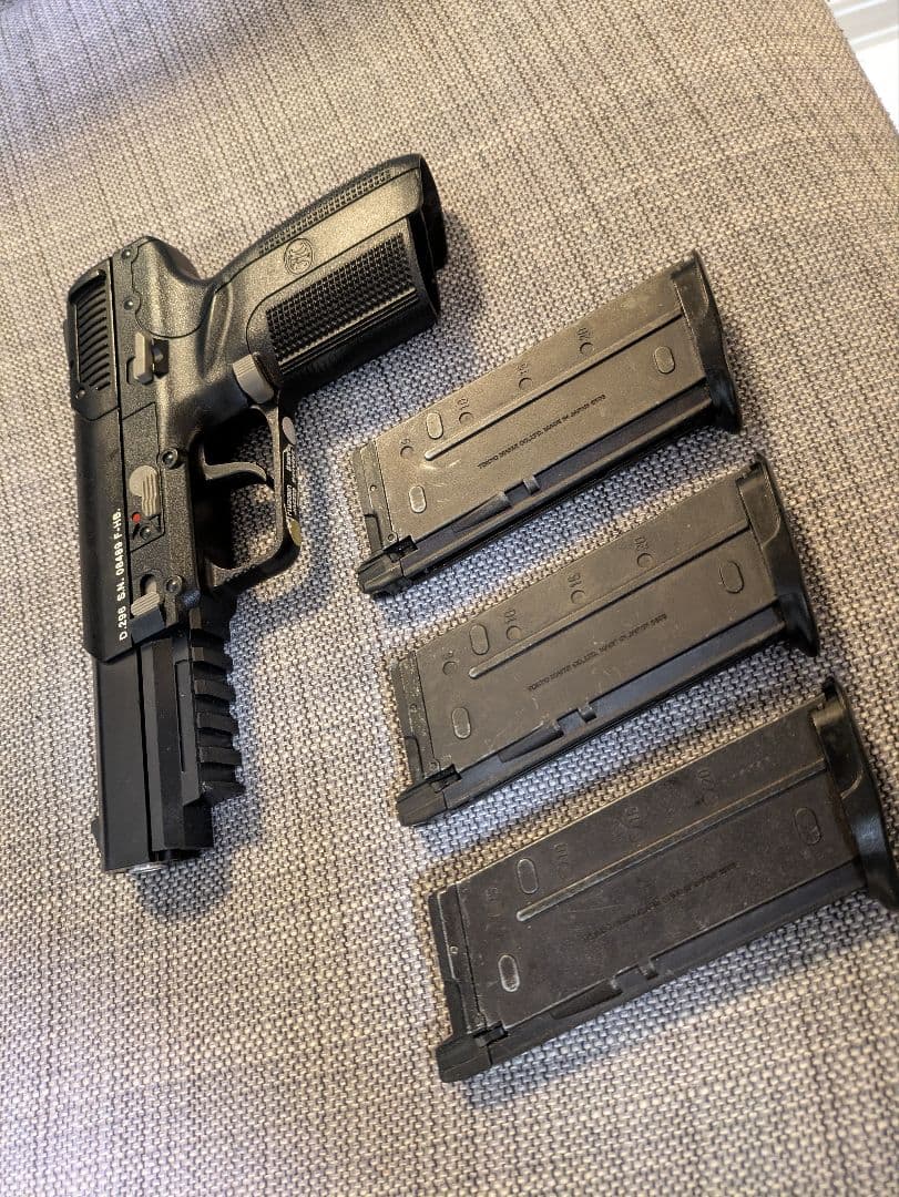 【ハードケース付】東京マルイ　ガスブローバック ファイブセブン