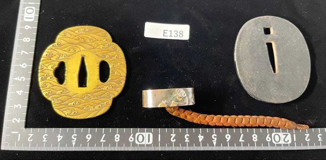 波模様の真鍮製鍔(つば)、鉄製の無銘鍔、栗型形象嵌根付、教利作